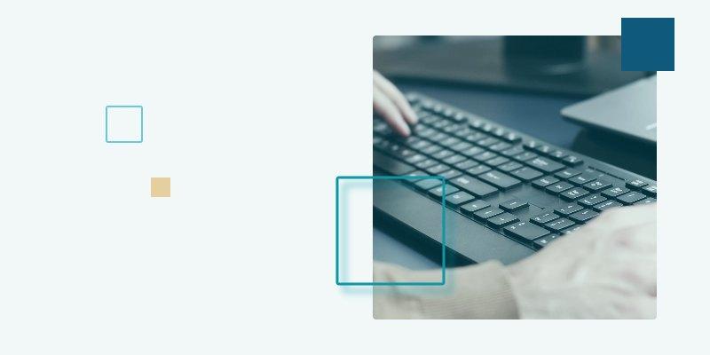 四角い枠の中にキーボードを操作する手元の写真