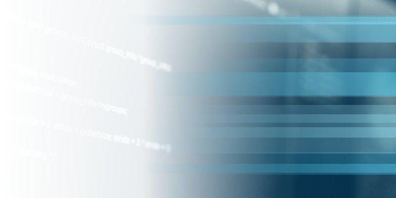 プログラムのコードを映した画面に光の帯を重ねたイメージ